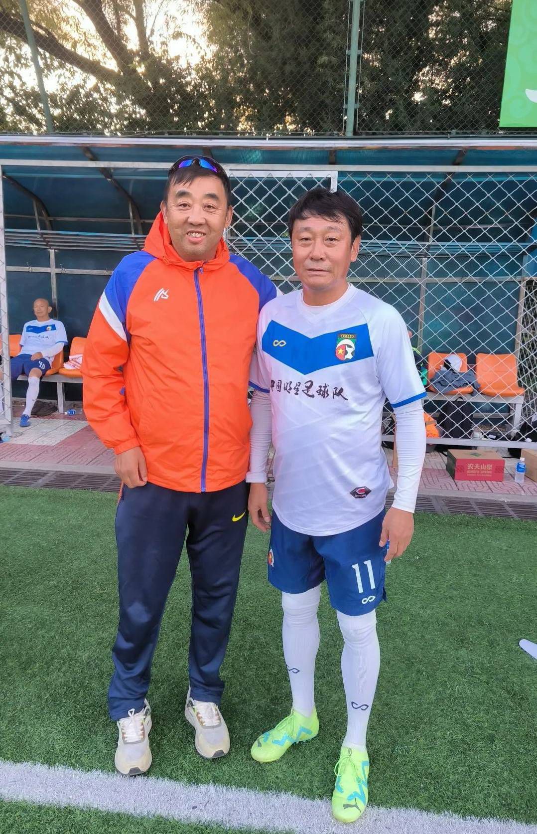 叶辰开口笑道：大屁兜子？大屁兜子是蒋明当初在福利院里的外号，因为这小子长得胖又能吃，所以特别爱放大臭屁。